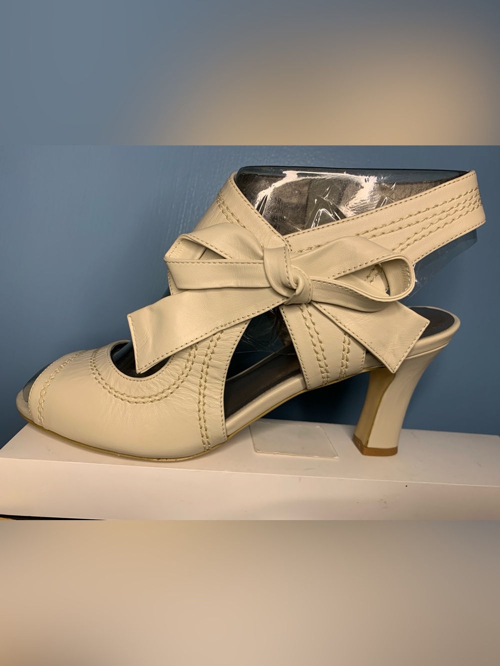 Array Cream Open-Toe Heeled Sandals with bow detail